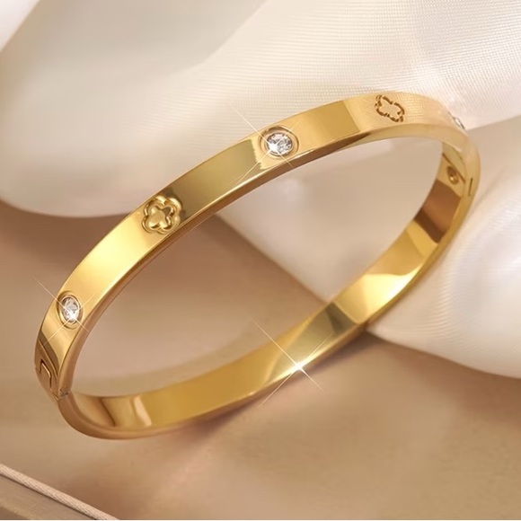 Jewelry - Stainless Steel With Cubic Zirconia Gold Four Leaf Clover Bangle Bracelet